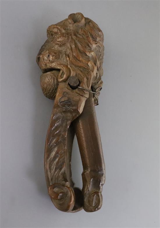 An early 19th century treen nutcracker, 10in.